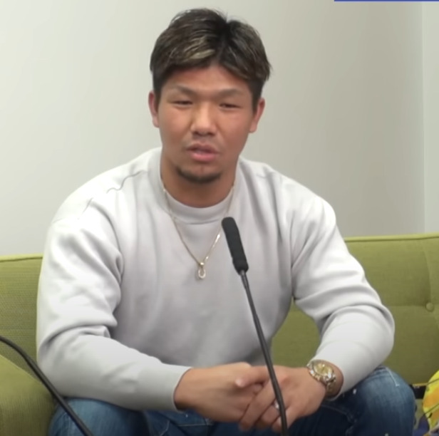 インタビューを受ける頓宮選手