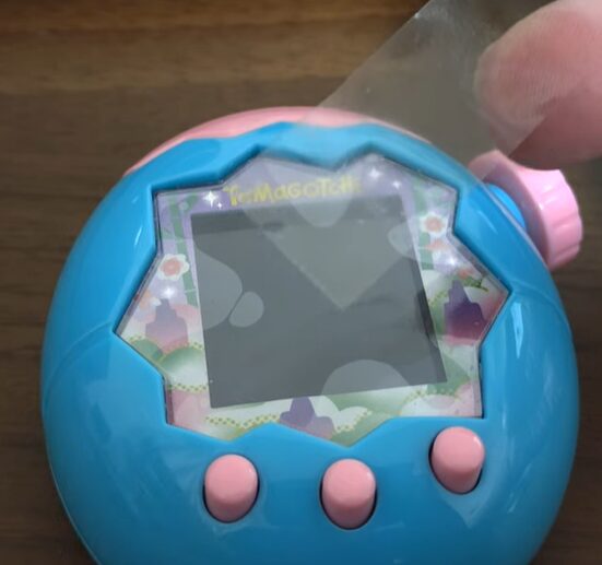 セロテープで保護フィルムをはずす