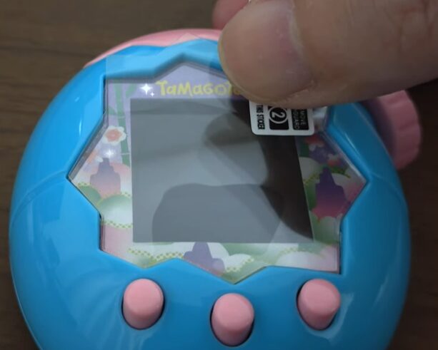 保護フィルムの下半分を貼る